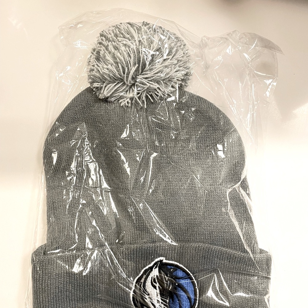 i’m selling a beanie it’s sealed and new